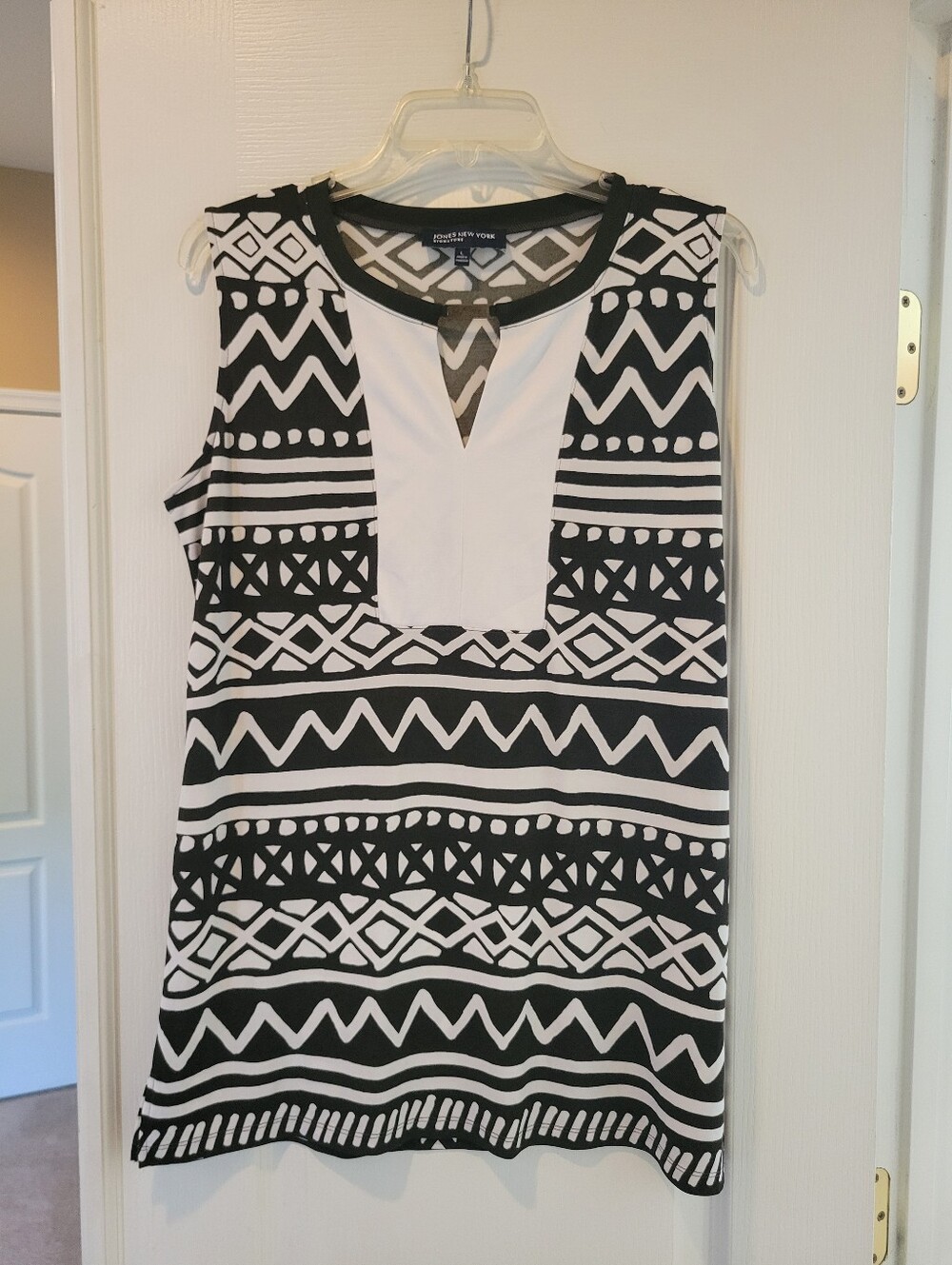 Jones New York Womens Size L Black White Geometric Tribal Print Sleeveless Top